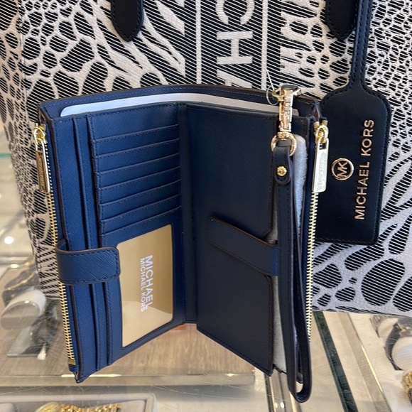 MICHAEL KORS LARGE DOUBLE ZIP WRISTLET WALLET PHONE CASE 
Navy NWT - Picture 16 of 16